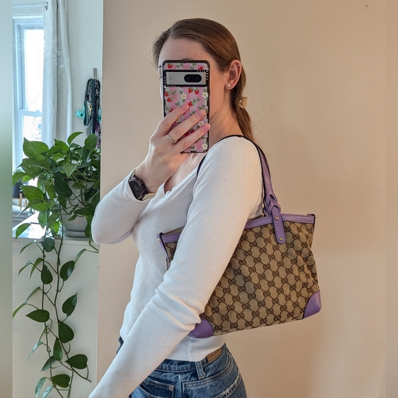 Gucci monogram hand bag with purple trim and pouch - Picture 9 of 17